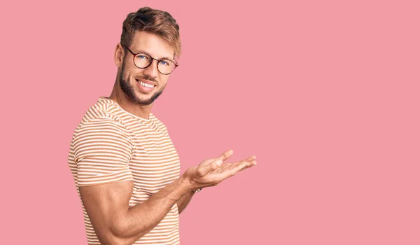 Young Caucasian Man Wearing Casual Clothes Glasses Pointing Aside Hands — Stock Photo, Image