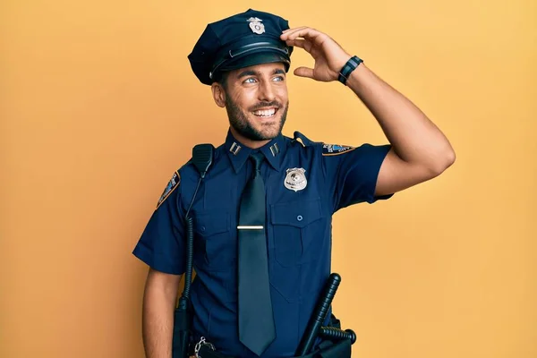 Snygg Latinamerikansk Man Klädd Polis Uniform Ler Säker Vidröra Hår — Stockfoto