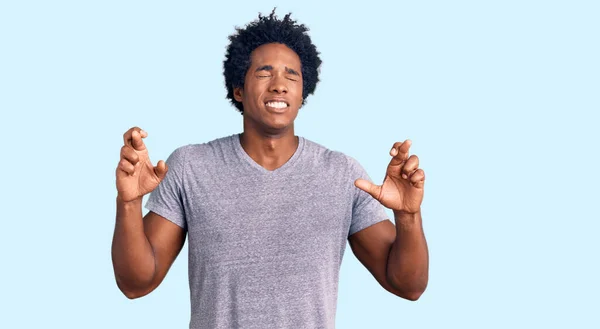 Bonito Afro Americano Com Cabelo Afro Vestindo Roupas Casuais Gesticulando — Fotografia de Stock