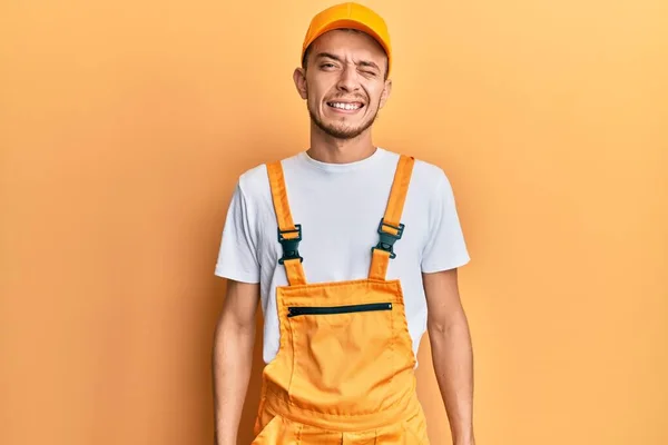 Jeune Homme Hispanique Portant Geste Uniforme Bricoleur Avec Des Mains — Photo