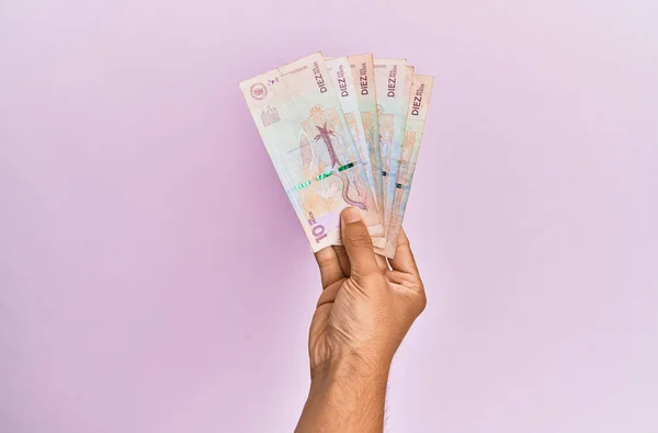 Mano Hispana Sosteniendo Billetes Pesos Colombianos Sobre Fondo Rosa Aislado —  Fotos de Stock