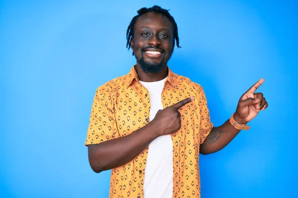 Joven Afroamericano Con Trenzas Vestidas Con Ropa Casual Sonriendo Mirando —  Fotos de Stock