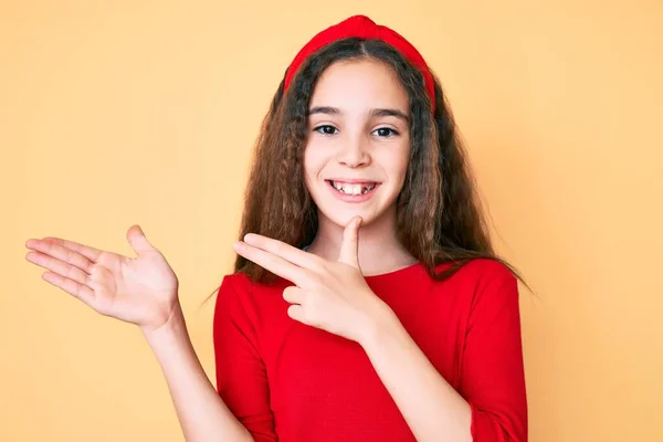 Linda Niña Hispana Vistiendo Ropa Casual Diadema Sorprendida Sonriendo Cámara — Foto de Stock