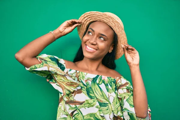 Mladý Africký Americký Turista Žena Dovolené Úsměvem Šťastný Procházky Městě — Stock fotografie