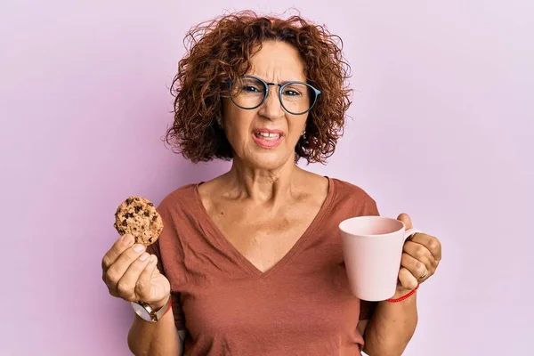 Mulher Madura Meia Idade Bonita Bebendo Uma Xícara Café Biscoito — Fotografia de Stock