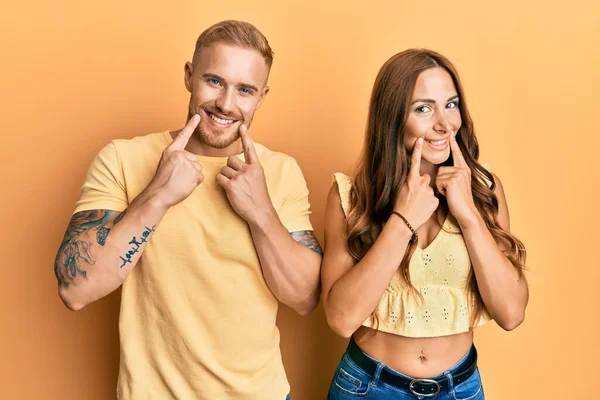 Jong Paar Van Vriendin Vriend Knuffelen Staan Samen Glimlachen Met — Stockfoto