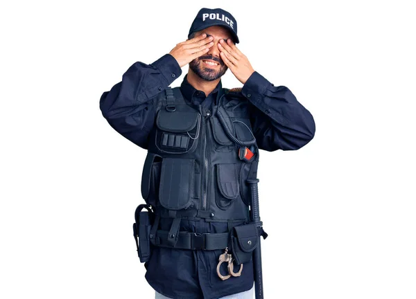 Joven Hispano Vistiendo Uniforme Policial Cubriendo Los Ojos Con Las — Foto de Stock