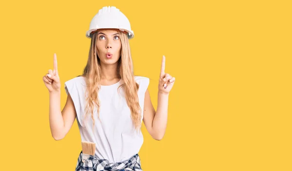 Hermosa Mujer Caucásica Con Pelo Rubio Usando Hardhat Ropa Pintor — Foto de Stock