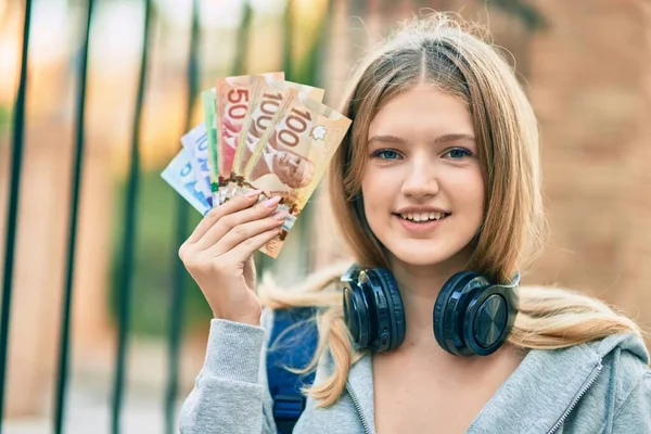 Krásný Kavkazský Student Teenager Pomocí Sluchátek Kanadskými Dolary Městě — Stock fotografie