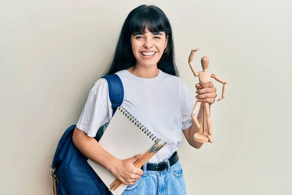 Jovem Estudante Arte Hispânica Segurando Manequim Madeira Notebook Sorrindo Rindo — Fotografia de Stock