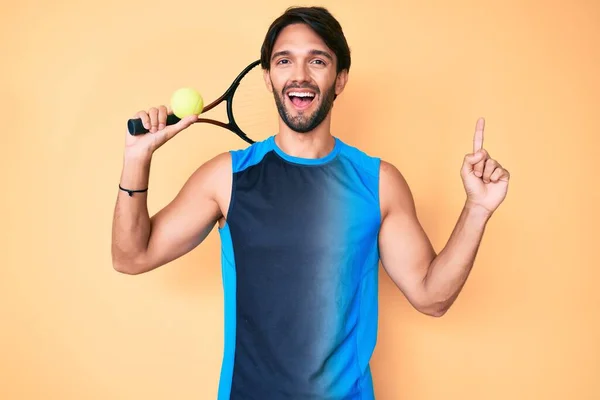 Schöner Hispanischer Mann Der Tennis Spielt Und Schläger Und Ball — Stockfoto