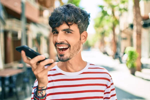 Junger Hispanischer Mann Lächelt Glücklich Und Spricht Auf Dem Smartphone — Stockfoto