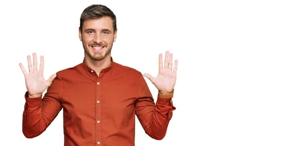 Schöner Kaukasischer Mann Lässiger Kleidung Der Mit Finger Nummer Zehn — Stockfoto