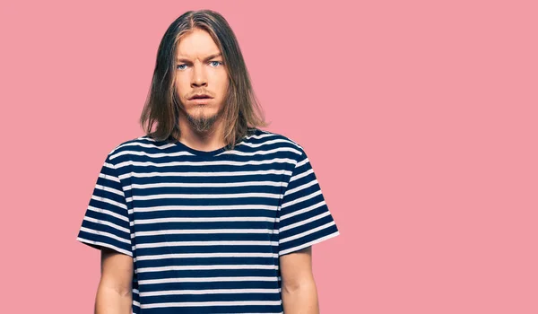 Hombre Caucásico Guapo Con Pelo Largo Usando Casual Rayas Camiseta —  Fotos de Stock