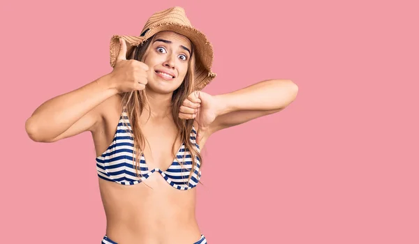 Giovane Bella Donna Bionda Che Indossa Bikini Cappello Facendo Pollici — Foto Stock