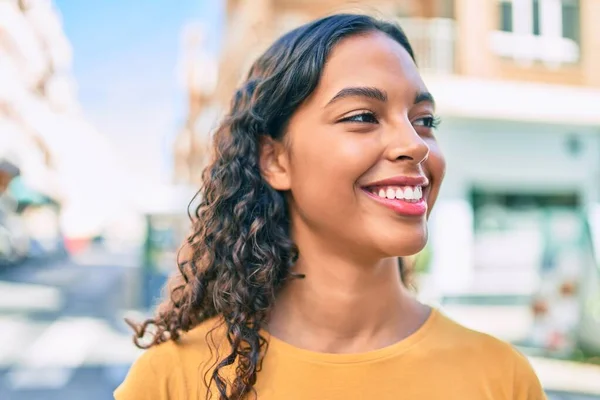 Jovem Menina Afro Americana Sorrindo Feliz Andando Cidade — Fotografia de Stock