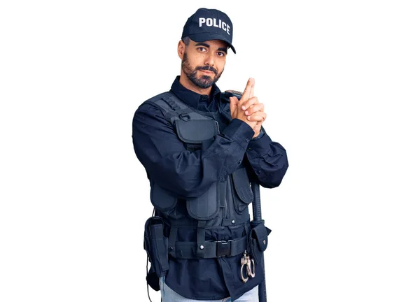 Giovane Uomo Ispanico Indossa Uniforme Della Polizia Tenendo Pistola Simbolica — Foto Stock