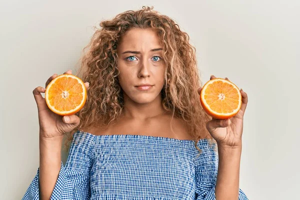 Bella Ragazza Adolescente Caucasica Possesso Fresco Arancione Scettico Nervoso Accigliato — Foto Stock