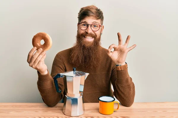 Junger Irischer Rotschopf Sitzt Auf Dem Tisch Beim Frühstück Und — Stockfoto