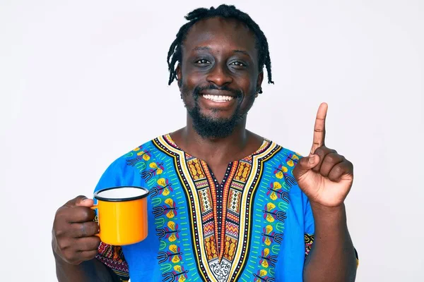 Joven Afroamericano Con Trenzas Sosteniendo Café Sonriendo Con Una Idea —  Fotos de Stock