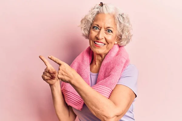 Mujer Mayor Pelo Gris Con Ropa Deportiva Toalla Sonriendo Mirando —  Fotos de Stock