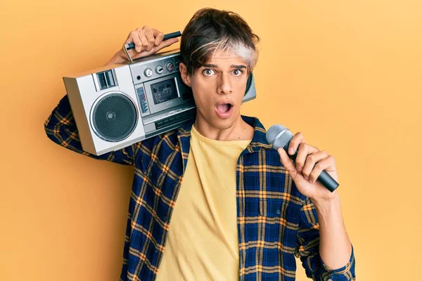 Młody Hiszpan Śpiewający Piosenkę Przy Użyciu Mikrofonu Boomboxa Szokującej Twarzy — Zdjęcie stockowe