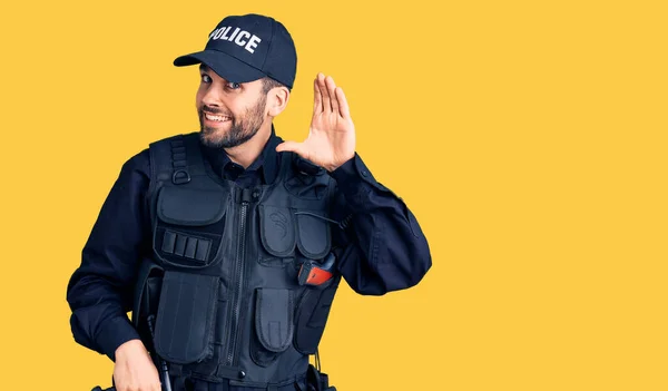 Jovem Bonitão Com Barba Vestindo Uniforme Policial Sorrindo Com Mão — Fotografia de Stock