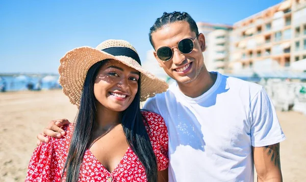 Genç Latin Çift Mutlu Bir Şekilde Gülümsüyor Sahilde Sarılıyorlar — Stok fotoğraf