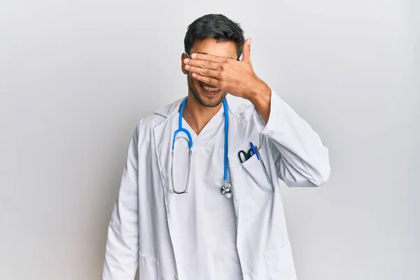 Jeune Bel Homme Portant Uniforme Médecin Stéthoscope Souriant Riant Avec — Photo