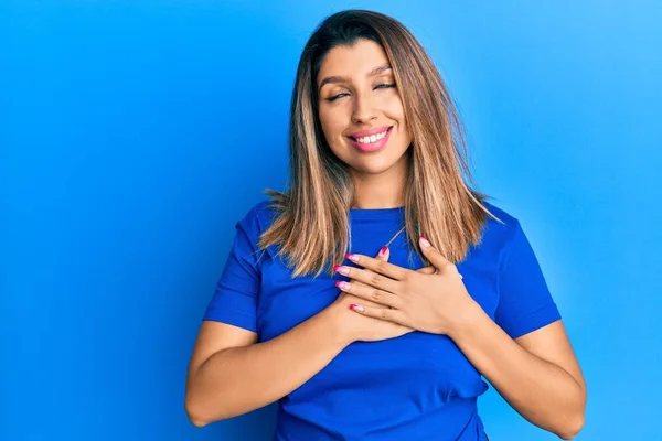 Mulher Morena Bonita Vestindo Camiseta Azul Casual Sorrindo Com Mãos — Fotografia de Stock