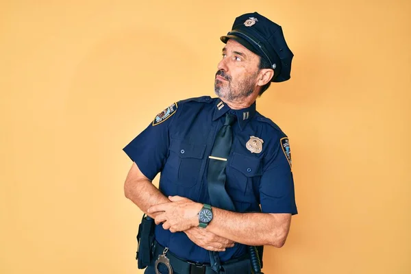 Középkorú Spanyol Férfi Rendőregyenruhát Visel Keresztbe Tett Karokkal Magabiztosan Néz — Stock Fotó
