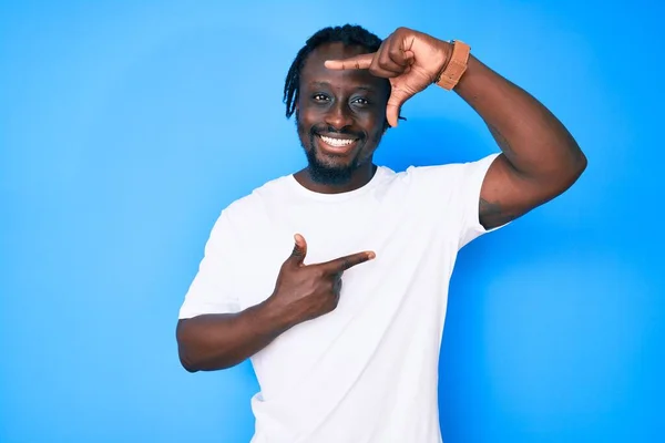 Jovem Afro Americano Com Tranças Vestindo Camiseta Branca Casual Sorrindo — Fotografia de Stock