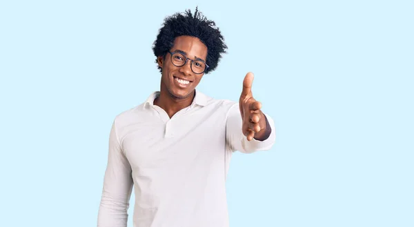 英俊的非洲裔美国男人 留着非洲式的头发 穿着休闲装 戴着眼镜 友善地微笑 握手致意和欢迎 成功的商业 — 图库照片
