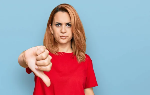 Die Hispanische Junge Frau Die Ein Lässiges Rotes Shirt Trägt — Stockfoto