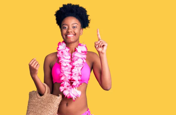 Ung Afrikansk Amerikansk Kvinna Bikini Och Hawaiian Lei Överraskad Med — Stockfoto