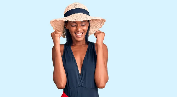 Jovem Afro Americana Vestindo Maiô Chapéu Verão Animado Para Sucesso — Fotografia de Stock