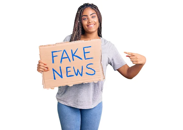 Jovem Afro Americana Com Tranças Segurando Falso Banner Notícias Sorrindo — Fotografia de Stock