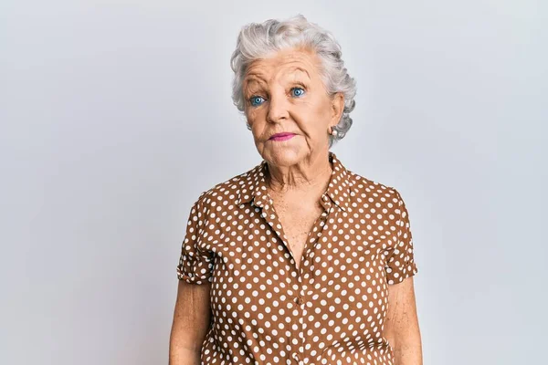 Senior Mujer Pelo Gris Vistiendo Ropa Casual Sonriendo Mirando Lado —  Fotos de Stock