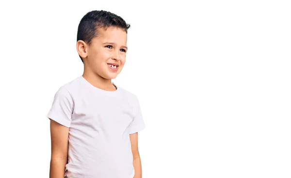 Mały Uroczy Chłopiec Białej Koszulce Patrzący Bok Uśmiechem Twarzy Naturalnym — Zdjęcie stockowe