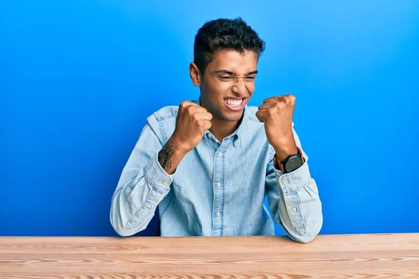 Ein Junger Gutaussehender Afrikanisch Amerikanischer Mann Lässiger Kleidung Sitzt Tisch — Stockfoto