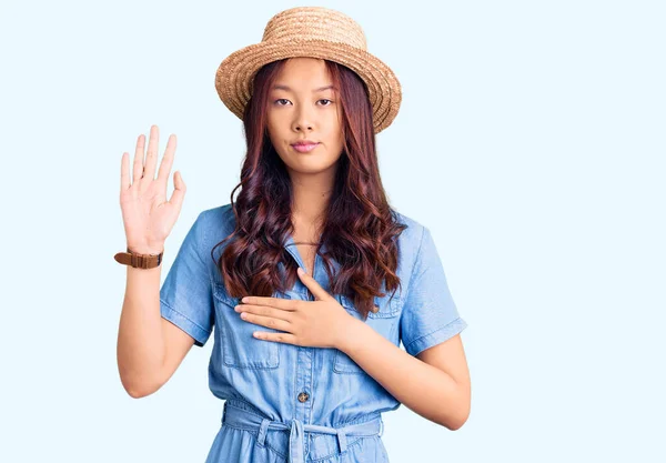 Jovem Menina Chinesa Bonita Usando Chapéu Verão Jurando Com Mão — Fotografia de Stock