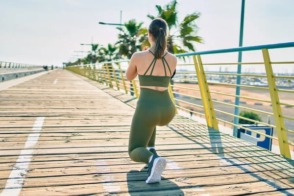 Jonge Blonde Sportvrouw Draagt Sportkleding Stretching Promenade — Stockfoto