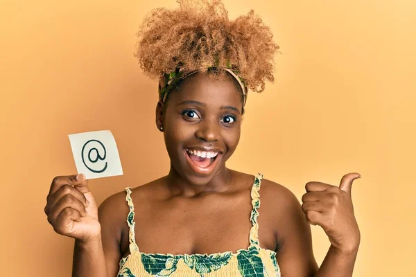 Молода Африканка Афро Волоссям Тримає Електронний Поштовий Символ Папері Вказуючи — стокове фото