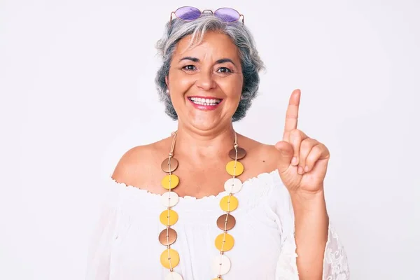 Senior Latino Grijsharige Vrouw Draagt Casual Hippie Kleding Glimlachend Met — Stockfoto
