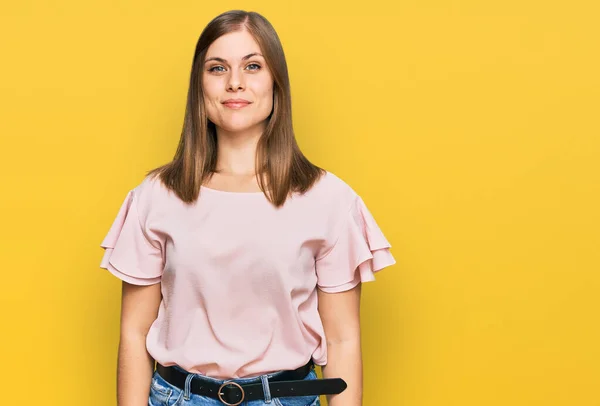 Mooie Blanke Vrouw Draagt Casual Kleding Ontspannen Met Serieuze Uitdrukking — Stockfoto