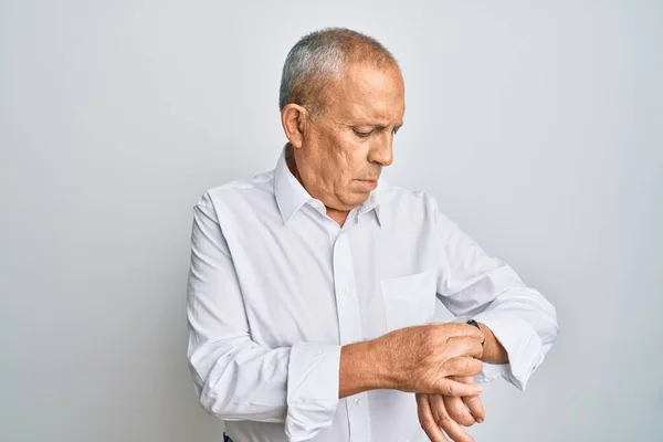 Schöner Älterer Mann Lässigem Weißem Hemd Der Die Uhrzeit Der — Stockfoto
