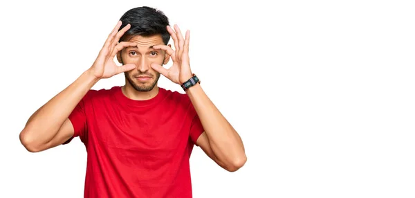 Junger Gutaussehender Mann Lässigem Rotem Shirt Der Versucht Die Augen — Stockfoto