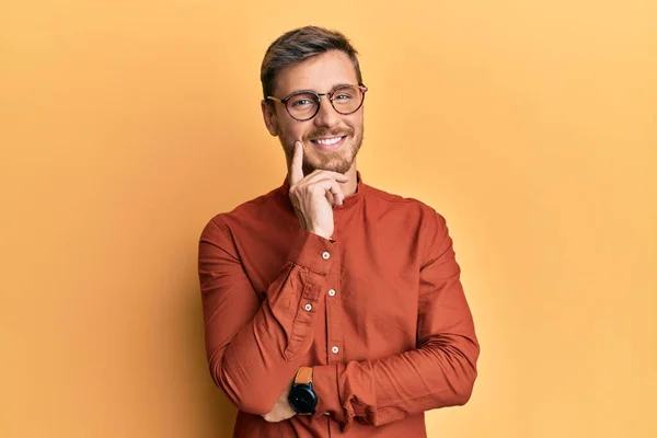 Hombre Caucásico Guapo Con Ropa Casual Gafas Sonrientes Mirando Con — Foto de Stock