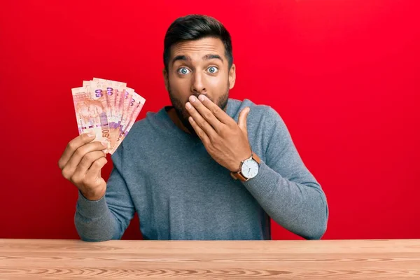 Hombre Hispano Guapo Sosteniendo Billetes Rand Sudafricanos Cubriendo Boca Con —  Fotos de Stock