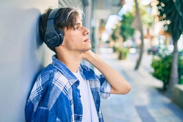 Junger Hispanischer Mann Mit Ernstem Gesichtsausdruck Über Kopfhörer Der Stadt — Stockfoto